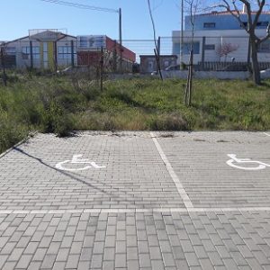 Pintura do dístico “Pessoas com Mobilidade Reduzida” no estacionamento da ESMM